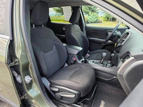 Used 2019 Jeep Cherokee Latitude w/ Popular Appearance Group AWD/4WD image 25