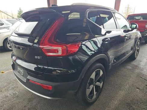 Used 2025 Volvo XC40 B5 Plus image 4
