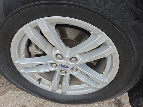 Certified 2022 Ford Explorer XLT w/ Equipment Group 202A image 5