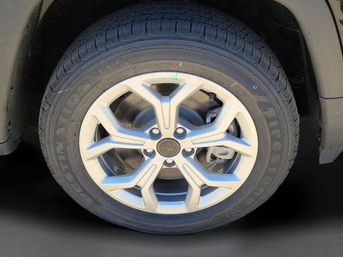 New 2025 Jeep Compass Latitude image 7