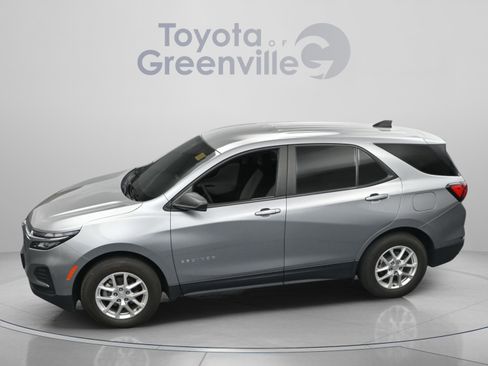 Used 2023 Chevrolet Equinox LS w/ LS Convenience Package FWD image 2
