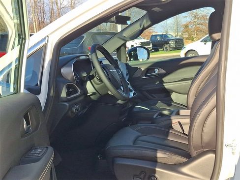 New 2026 Chrysler Voyager LX image 10