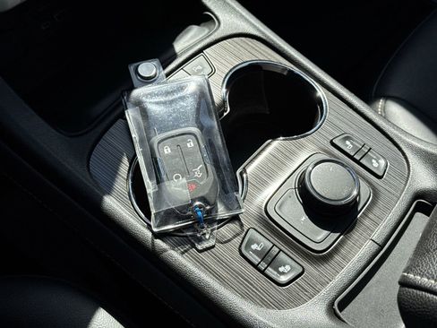 Used 2023 GMC Acadia SLT image 37