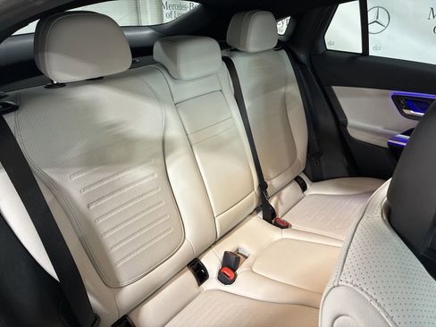 Used 2025 Mercedes-Benz GLC 300 4MATIC image 23