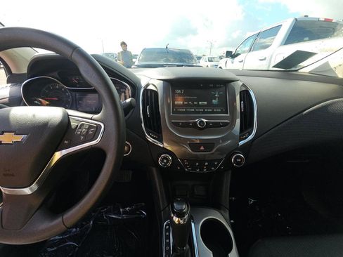 Used 2018 Chevrolet Cruze LT w/ Convenience Package FWD image 15