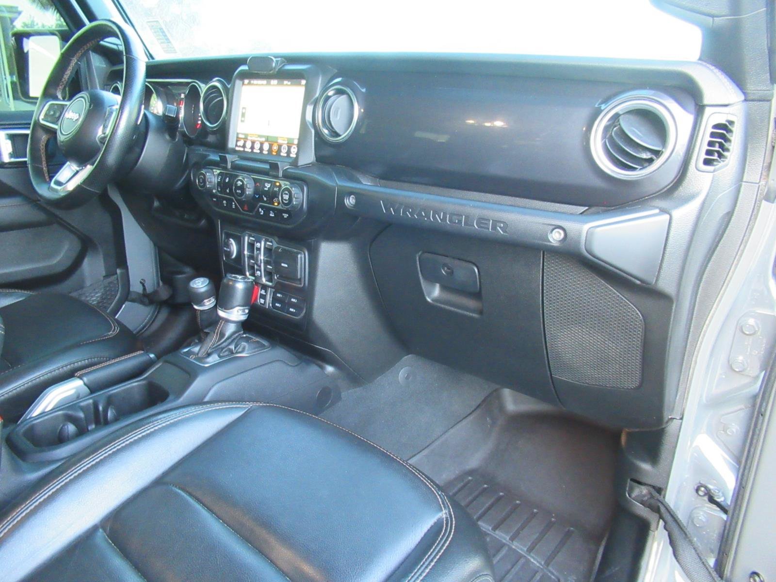 Used 2022 Jeep Wrangler Unlimited Rubicon w/ Dual Top Group AWD/4WD image 11