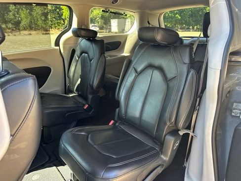 Used 2022 Chrysler Pacifica Touring-L FWD image 16