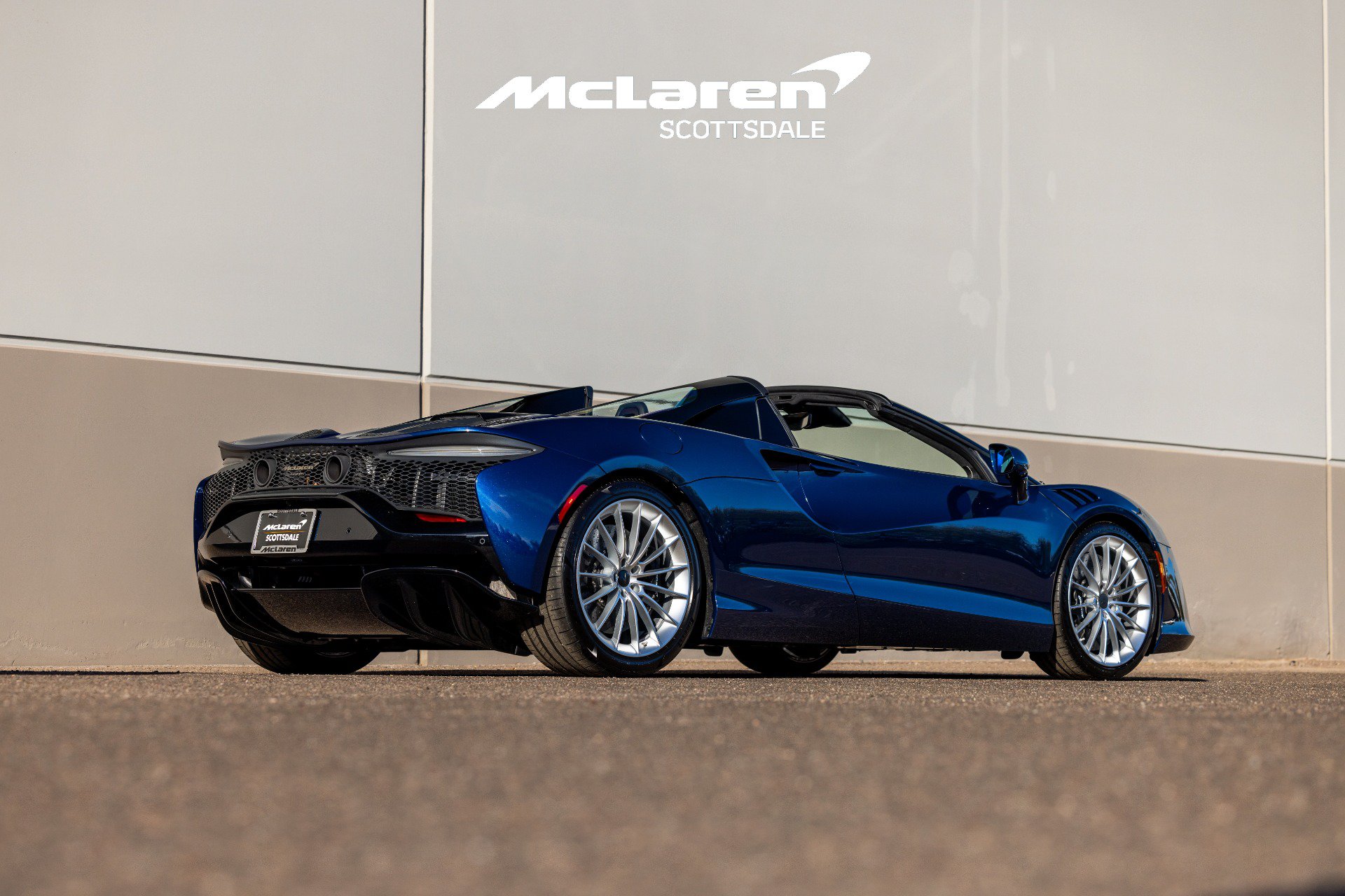 Used 2025 McLaren Artura Spider RWD image 10