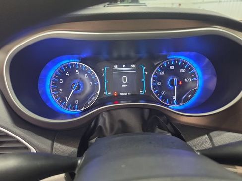 Used 2017 Chrysler Pacifica Touring FWD image 10
