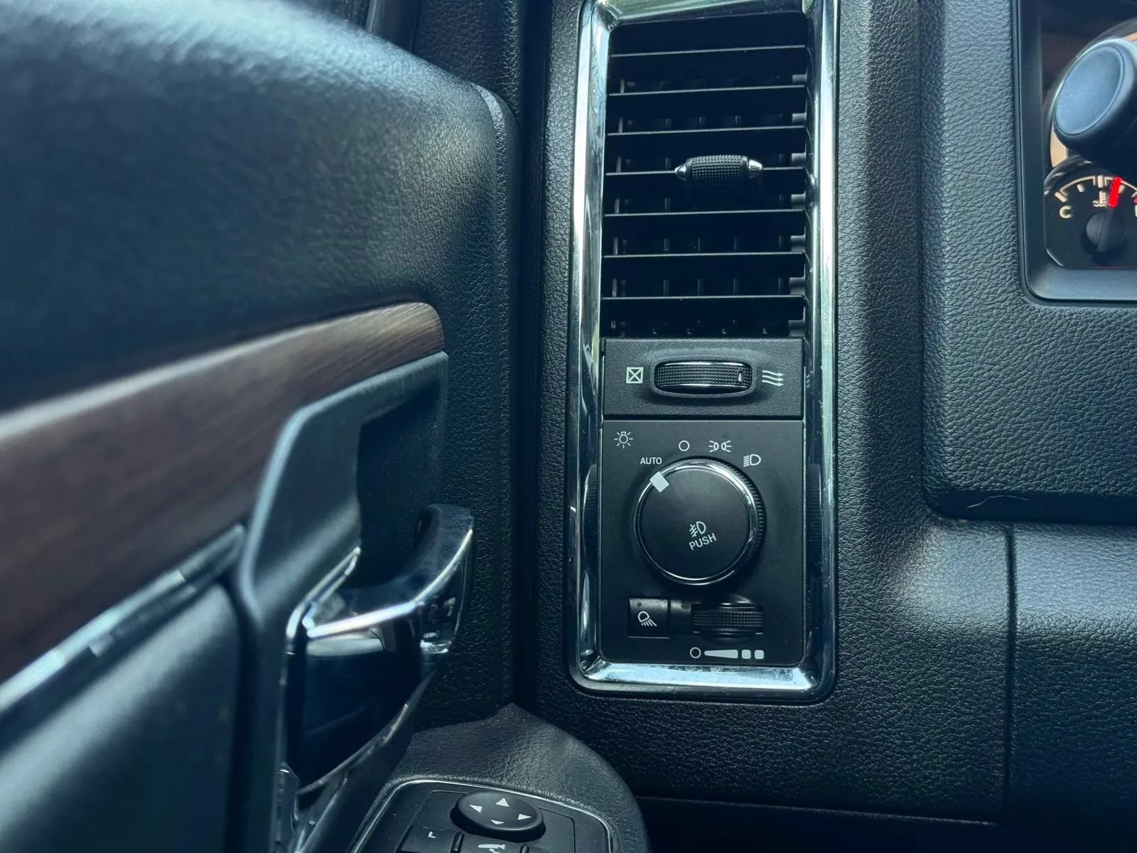 Used 2018 RAM 2500 Laramie w/ Snow Chief Group AWD/4WD image 31