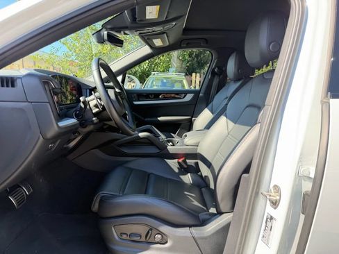 Used 2024 Porsche Cayenne S AWD/4WD image 12