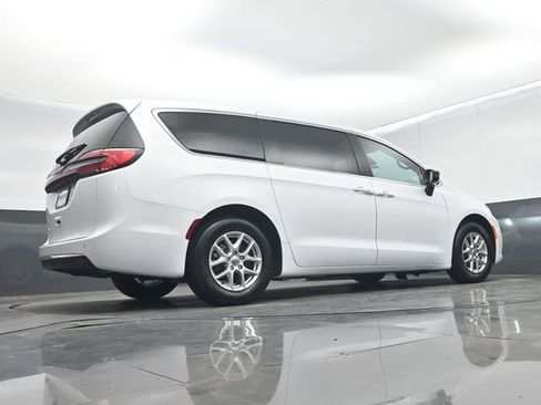 Used 2024 Chrysler Pacifica Touring-L FWD image 49