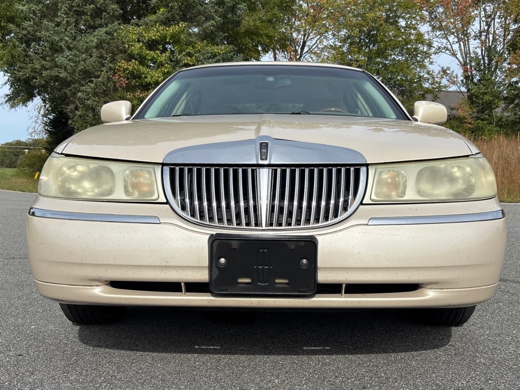 Used 2002 Lincoln Town Car Cartier L RWD image 8