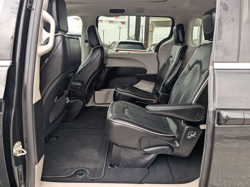 Used 2023 Chrysler Pacifica Limited image 24