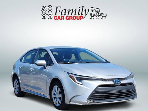 Used 2025 Toyota Corolla LE image 2