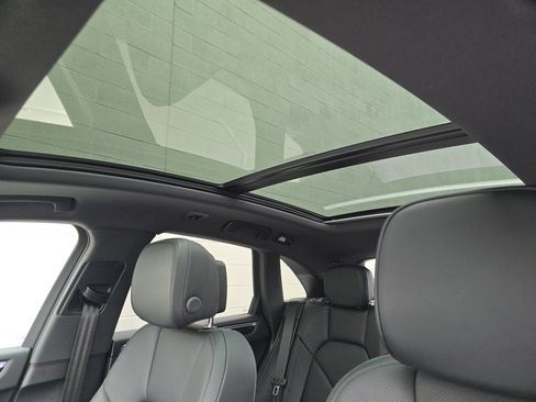 Certified 2025 Porsche Macan image 13