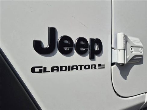 Used 2025 Jeep Gladiator Sport AWD/4WD image 13