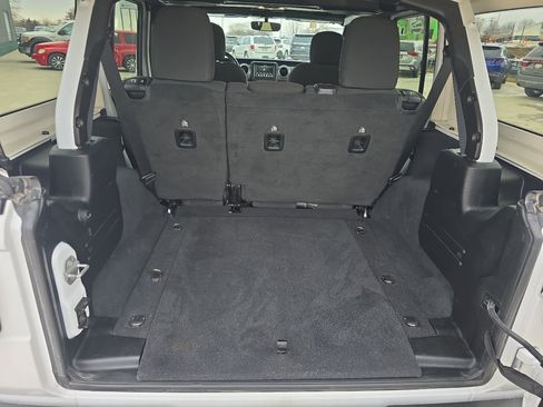 Used 2021 Jeep Wrangler Unlimited Sahara image 5