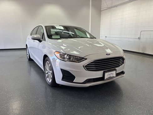 Used 2019 Ford Fusion SE FWD image 1