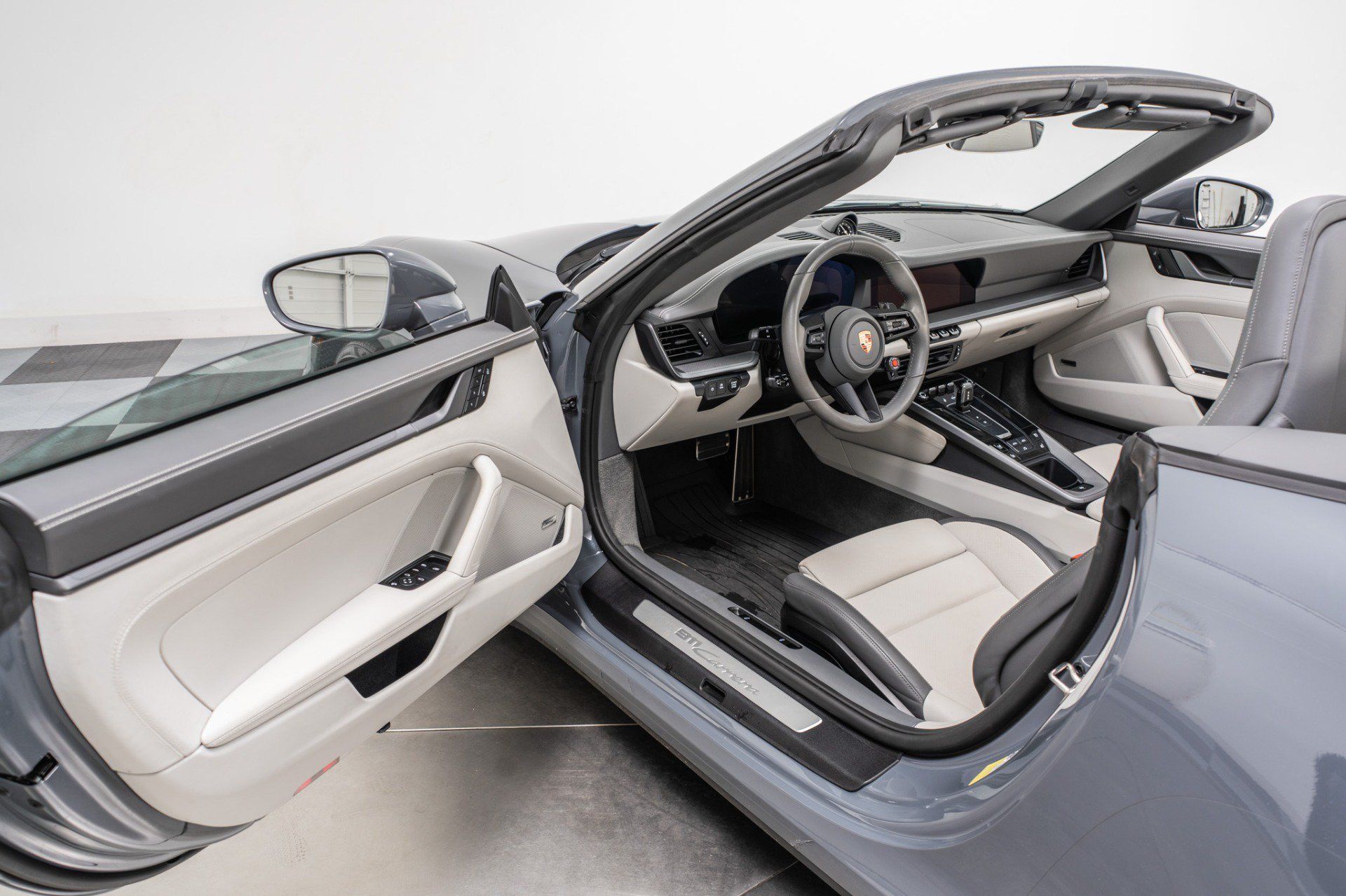 Used 2025 Porsche 911 Carrera RWD image 23