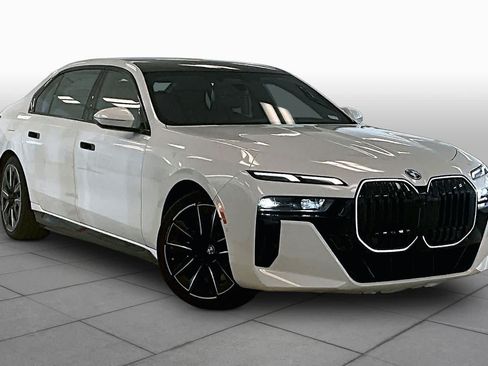 Used 2025 BMW i7 xDrive60 AWD/4WD image 2