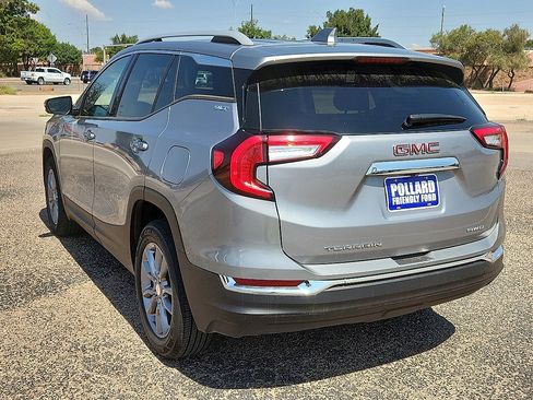 Used 2024 GMC Terrain SLT image 2