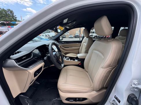 Used 2023 Jeep Grand Cherokee Limited AWD/4WD image 9