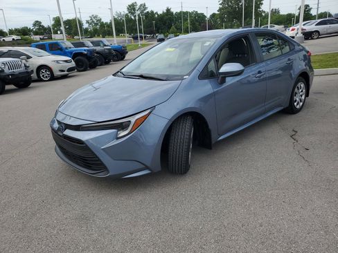 Used 2024 Toyota Corolla LE FWD image 2