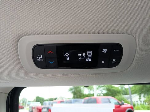 Used 2023 Chrysler Pacifica Touring-L FWD image 24