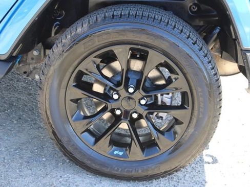 Used 2023 Jeep Wrangler Unlimited Sahara w/ Cold Weather Group AWD/4WD image 7