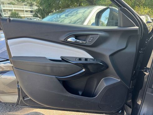 Used 2025 Chevrolet Trax LT w/ LT Convenience Package image 18