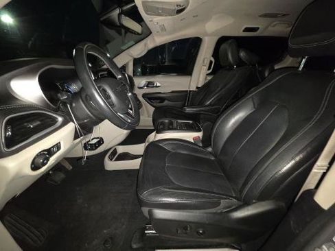 Used 2022 Chrysler Pacifica Touring-L w/ Uconnect Theater Family Group FWD image 8
