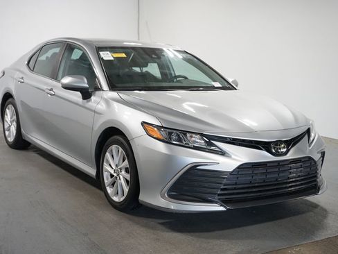 Used 2022 Toyota Camry LE image 3