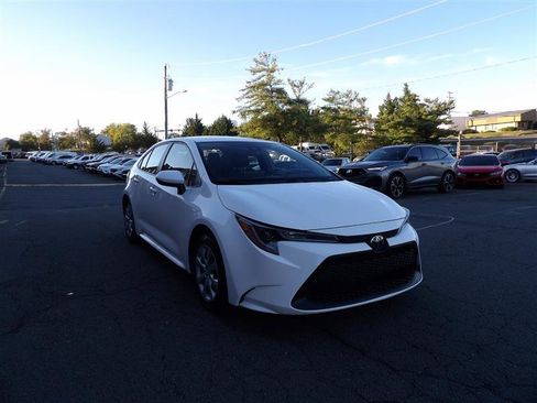 Used 2020 Toyota Corolla LE image 2