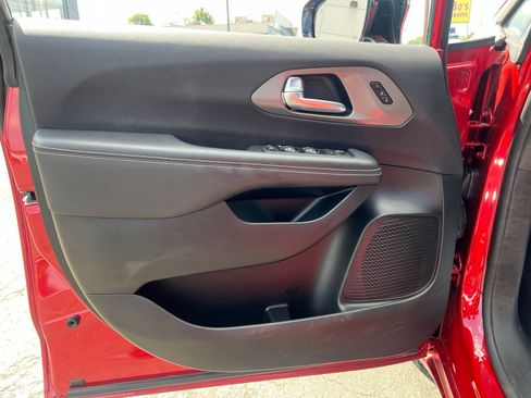Used 2025 Chrysler Pacifica Select FWD image 25