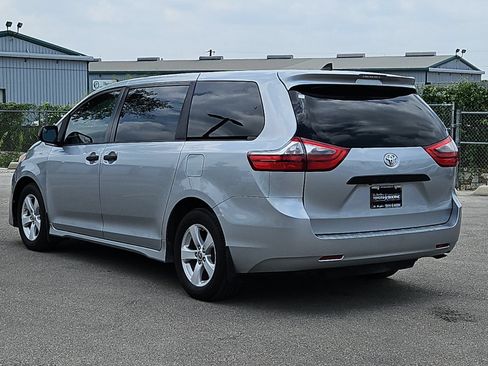 Used 2020 Toyota Sienna L FWD image 3