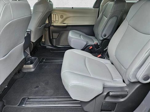 Used 2022 Toyota Sienna XLE FWD image 17