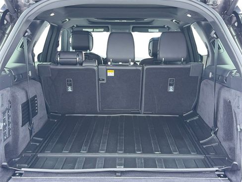 Used 2023 Land Rover Discovery Metropolitan Edition image 12