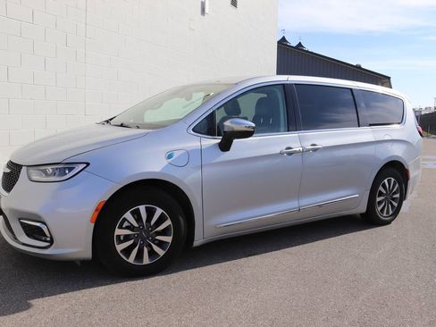 Used 2023 Chrysler Pacifica Limited image 35