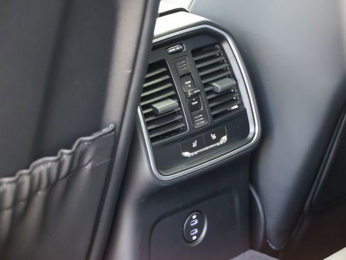 Certified 2026 Porsche Macan AWD/4WD image 42