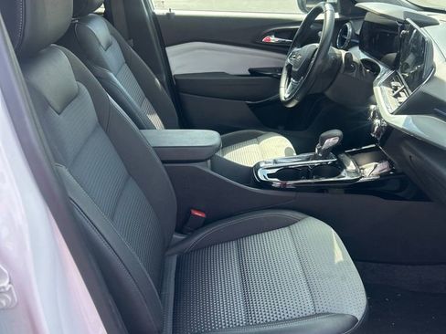 Used 2025 Chevrolet Trax LT w/ LT Convenience Package FWD image 16