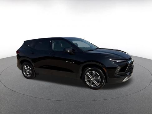Used 2025 Chevrolet Blazer LT FWD image 2