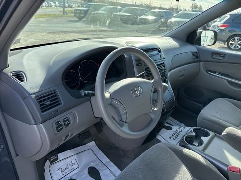 Used 2010 Toyota Sienna LE image 7