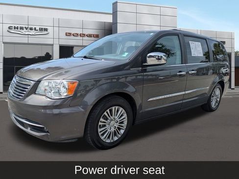 Used 2016 Chrysler Town & Country Touring-L FWD image 9