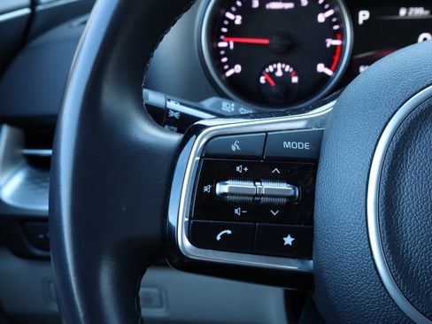 Used 2024 Kia Carnival LX image 23