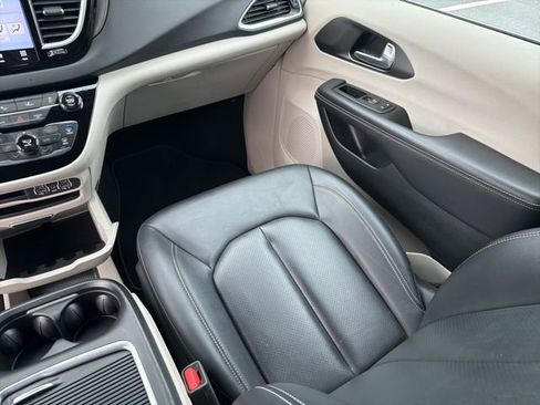 Used 2024 Chrysler Pacifica Touring-L image 27