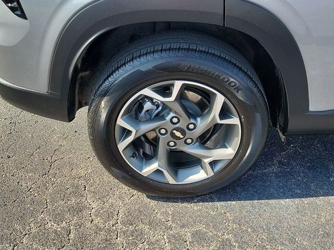 Used 2025 Chevrolet Trax LT w/ LT Convenience Package FWD image 7