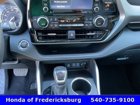Used 2022 Toyota Highlander XLE AWD/4WD image 36