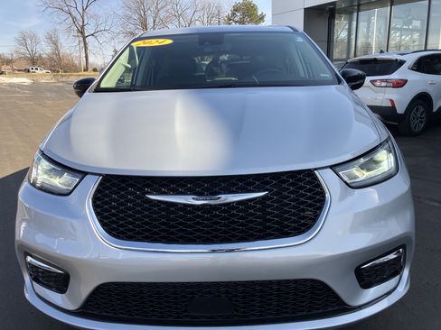 Used 2024 Chrysler Pacifica Touring-L image 2