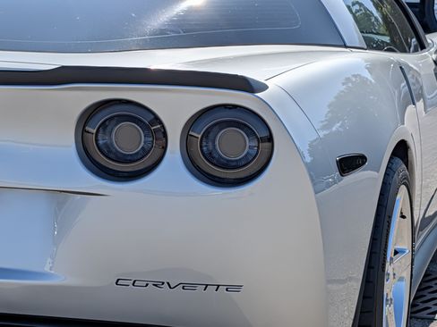 Used 2006 Chevrolet Corvette Coupe w/ Preferred Equipment Group RWD image 10